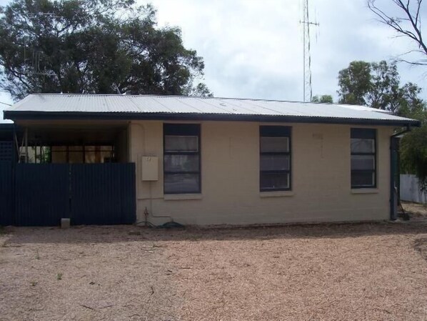 Port Hughes 3 bedroom shack