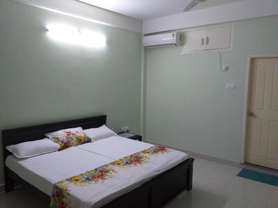3 Bedrooms, Hall and Kitchen, Apt 4, Beautifully Furnished Apartment