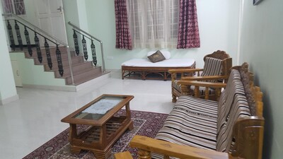 3 Bedrooms, Hall and Kitchen, Apt 4, Beautifully Furnished Apartment