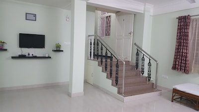 3 Bedrooms, Hall and Kitchen, Apt 4, Beautifully Furnished Apartment