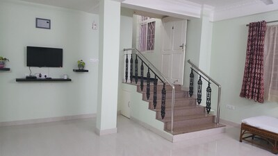 3 Bedrooms, Hall and Kitchen, Apt 4, Beautifully Furnished Apartment