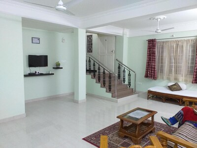 3 Bedrooms, Hall and Kitchen, Apt 4, Beautifully Furnished Apartment