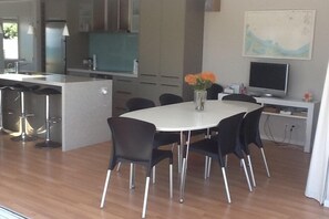 Dining / Kitchen - table has extension to seat 8 comfortably