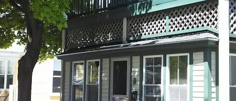 Bar Harbor Cottage in town, park 2 vehicles & walk, minutes to water & Acadia! 