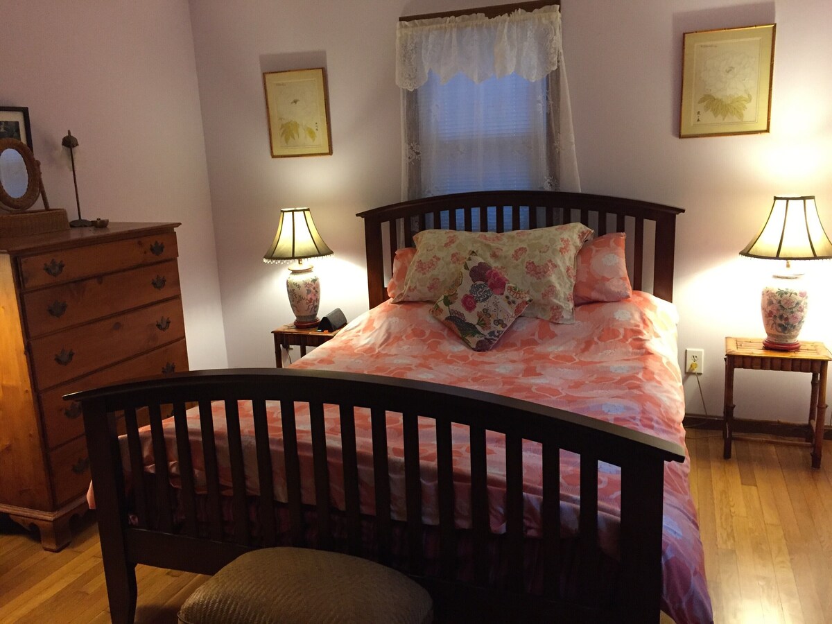 Overlooks inland freshwater pond. Close to beaches, golf courses & restaurants.
