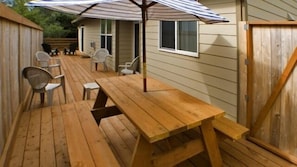 Large Wood Deck with Picnic Table & Gas BBQ.