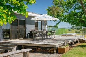 Alfresco dining by the spa and fire, with the mountain view. 