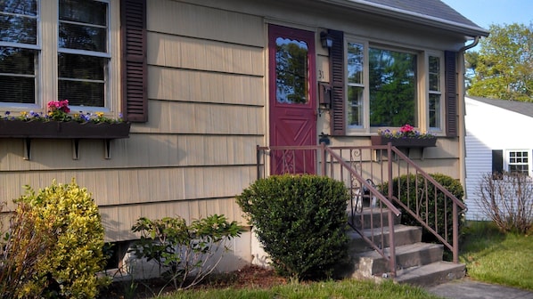 charming cape ... close to RI beaches & walking distance to downtown Westerly!