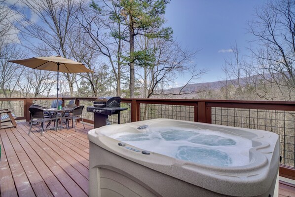 Sevierville Vacation Rental | 1BR + Loft | 1.5BA | 1,082 Sq Ft | Stairs Required