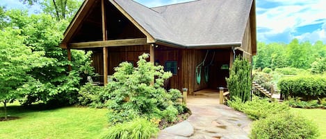 Welcome! Horseshoe Lake Cabin in Long Creek, South Carolina.