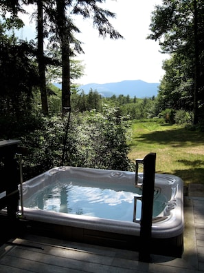 Jacuzzi with amazing mountain views!