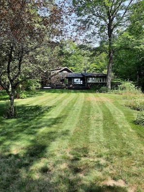 2-acre lawn & daylily gardens, a paradise for active kids to play!