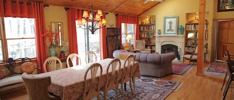 Gracious Woodstock Retreat - short walk to town. 14' Ceilings.