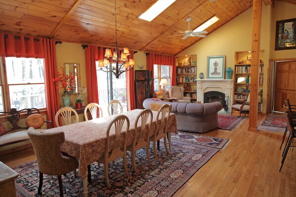 Gracious Woodstock Retreat - short walk to town.  14' Ceilings.