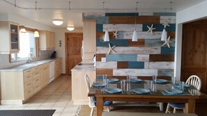 Open plan kitchen/dining