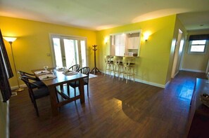 Entry and dining area and breakfast counter 