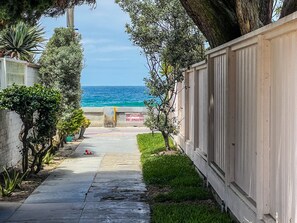 Two houses from the ocean, walkway to beach