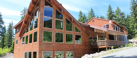 Snoqualmie Pass Lodge (NE side)