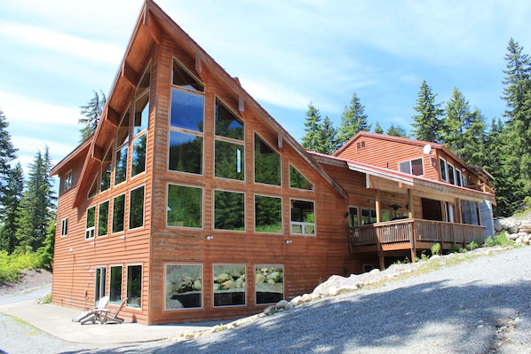 Snoqualmie Pass Lodge (NE side)