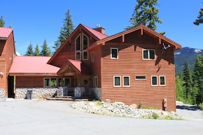 Snoqualmie Pass Lodge (SW side)