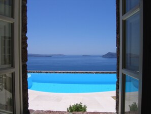 Waking up to a fresh breeze and caldera view at East canava guest bedroom.