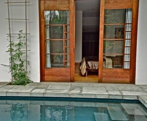 .Master bedroom: slder door open to the private jacussi,