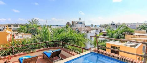 Private rooftop plunge pool!