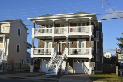 Beautiful beach house located in LEHYC neighborhood with a swimming pool!