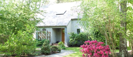 Entryway view from driveway
