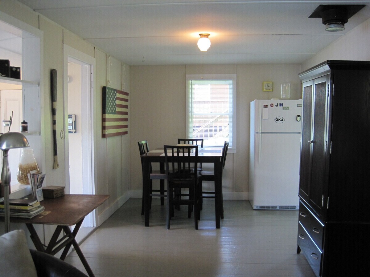 Lakeside cottage on quiet, private road. Walk to Keuka Lake State Park!