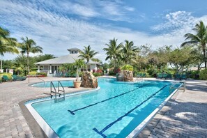 Pool & Clubhouse at Greenlinks