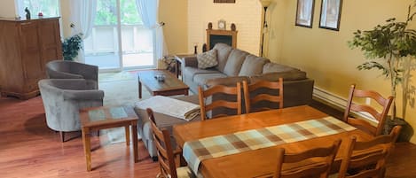 Living room and dining table (6 seats)