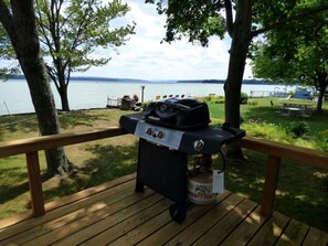 Great deck to barbecue and take in beautiful lake views, or coffee at sunrise?