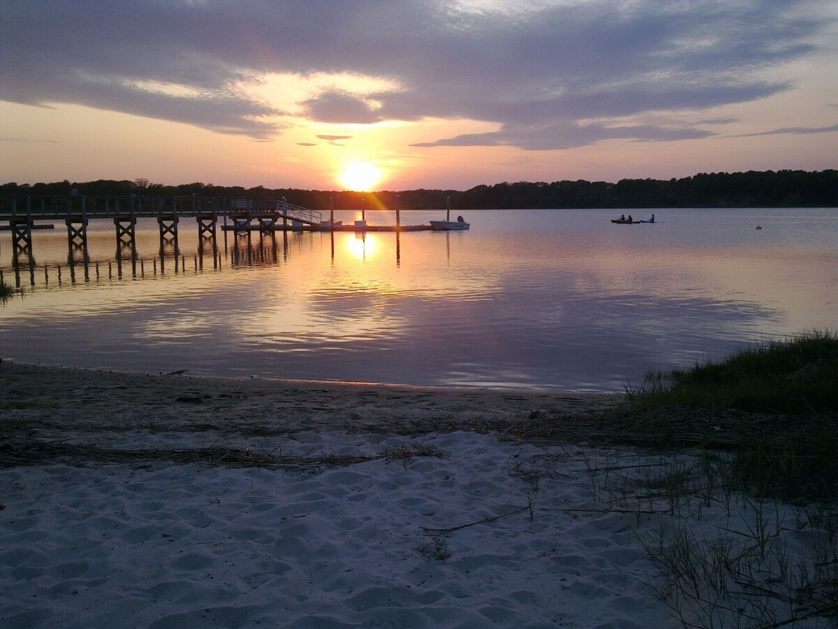 Waterfront, Amazing Sunsets, Dock, Fishing and Small Beach, 2 bedrooms sleeps 4