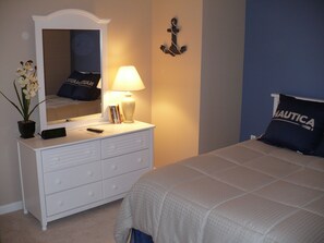 guest bedroom w/queen sized bed