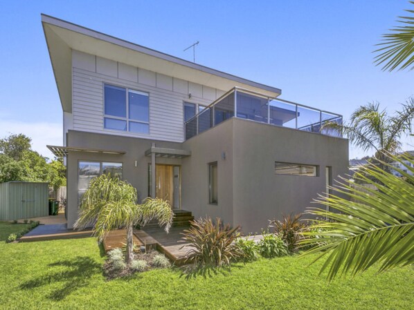 Modern, Spacious Home With All The Creature Comforts & Room For Everyone
