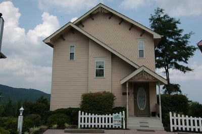 Family-friendly Victorian Chalet, 3 Levels With Pool Table