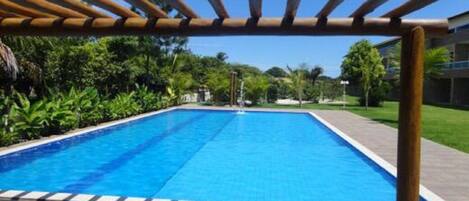 Piscina com raia e deck molhado !!!