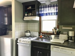 Gas stove w/ oven/broiler & dishwasher 