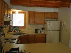 Fully equipped kitchen with dishwasher