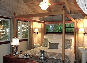 Queen comfy bed in open room w/high beam ceiling, natural woodsy mountain view!