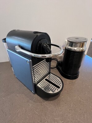 COFFEE POD MACHINE & MILK FROTHER