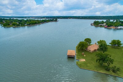 Romantic Couples Retreat or Friends Getaway on the Lake!