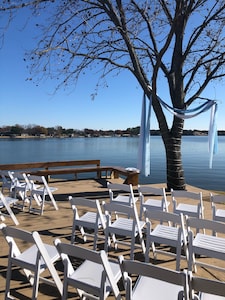 Romantic Couples Retreat or Friends Getaway on the Lake!