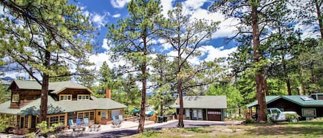 Rocky Creek Lodge: 3 Cabins on 2 acres. Secluded and convenient RMNP and Estes. 