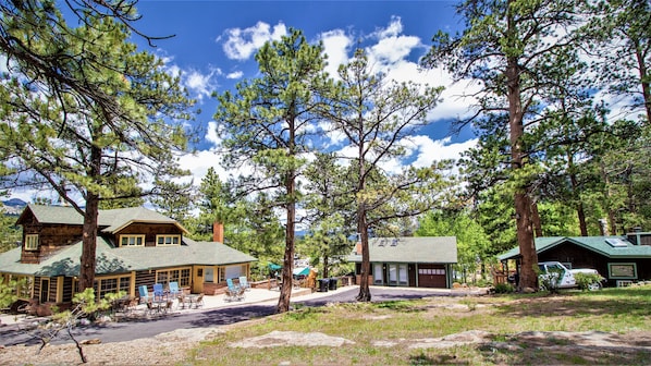 Rocky Creek Lodge: 3 Cabins on 2 acres. Secluded and convenient RMNP and Estes. 