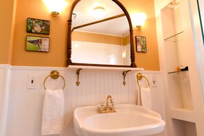 Mountain SunRise On-Suite Bath in Haven Lodge with jetted tub.