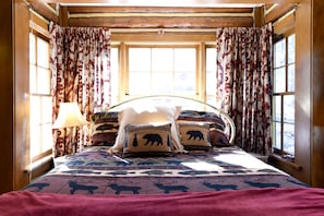  Bear Track Room in Haven Lodge - Queen Bed + sofa