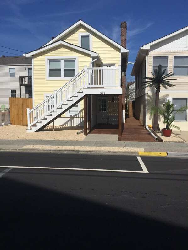 6 BEDROOM-3 FULL BATH- 2 FULL KITCHENS