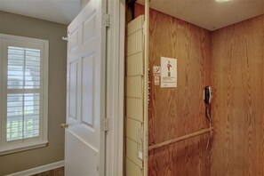 Unit elevator